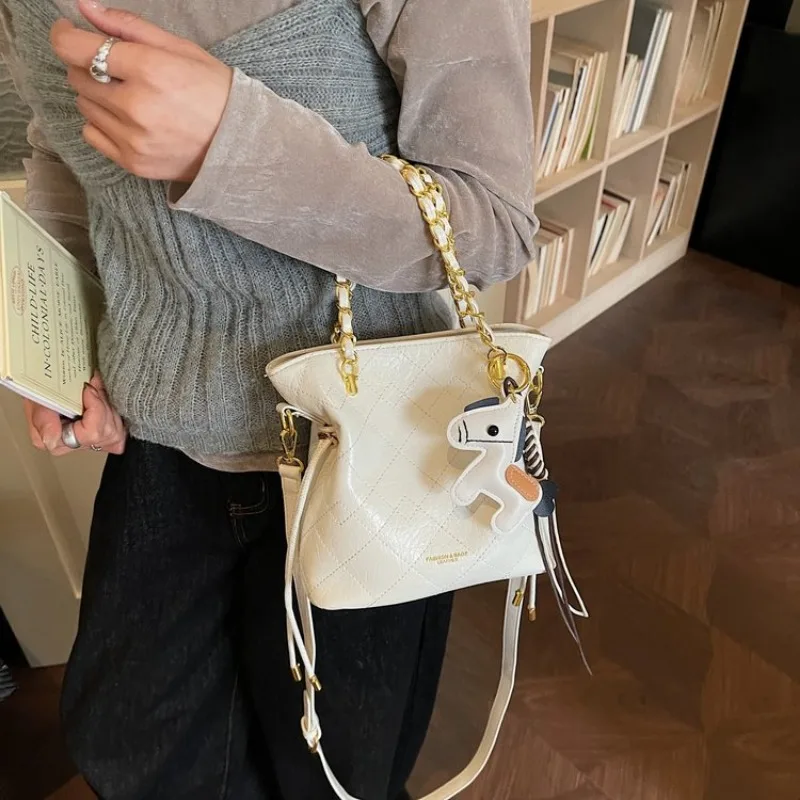 

Элегантная кожаная женская сумка-тоут Slim Fit: модная винтажная сумка-мессенджер через плечо в парижском стиле, практичная для повседневного использования и офиса