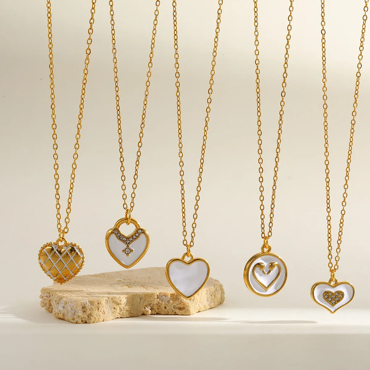 

Elegant Women's Heart-Shaped Rhinestone Pendant Necklace Light Luxury Stainless Steel Gold Plated Necklaces Fashion Jewelry Gift