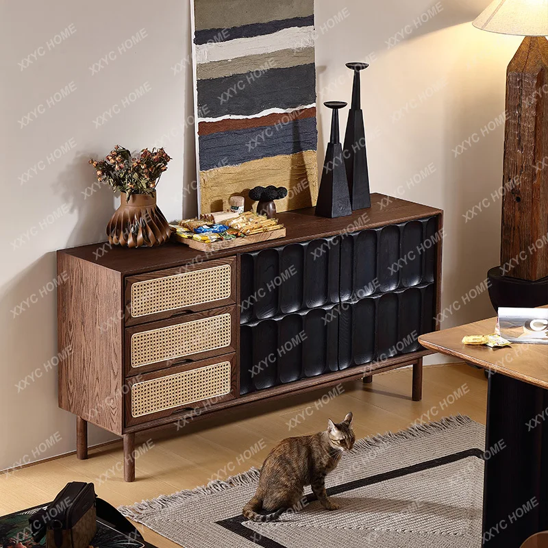 

Винтажный пристенный шкаф для хранения вещей ML. Столовая расположена у входа в дом.