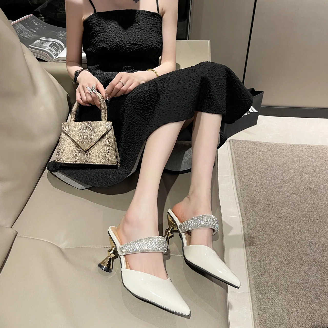 

Европейские и американские остроконечные тапочки на высоком каблуке со стразами, женские тонкие каблуки с носками, пустые модные сандалии, модная обувь