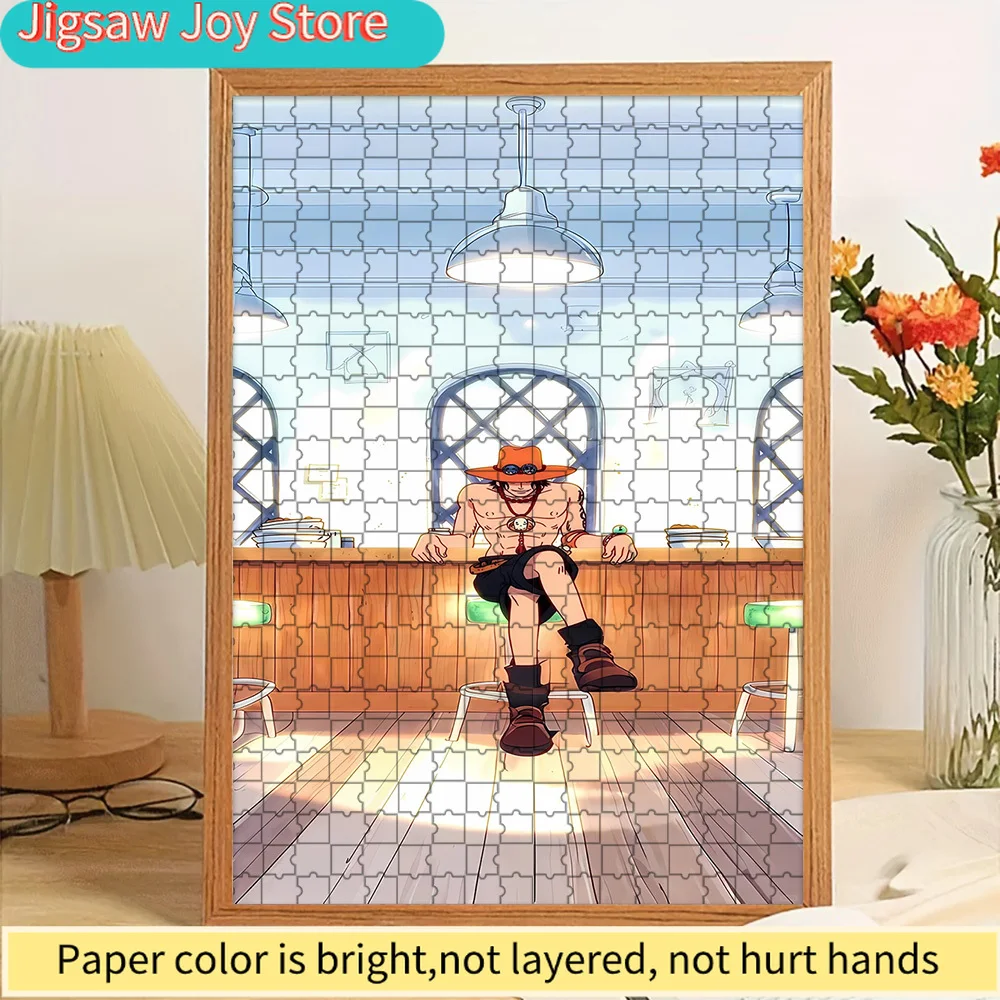 

Пазл из художественной бумаги: Портгас Д. Эйс из One Piece с оранжевой ковбойской шляпой, сидящий у барной стойки, в повседневной обстановке, аниме, Пират Огненный Кулак C