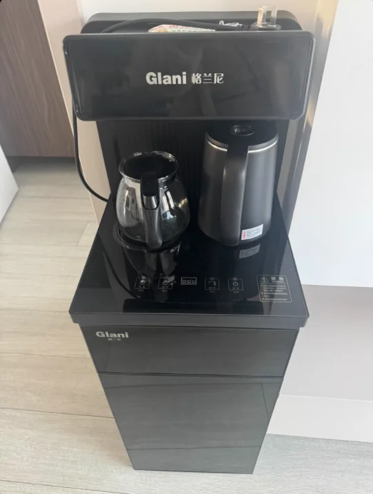 ماكينة صنع الشاي الذكية من الجدة 220 فولت، موزع مياه قائم مع وظيفة باردة ساخنة، دلو تحميل سفلي أوتوماتيكي AF