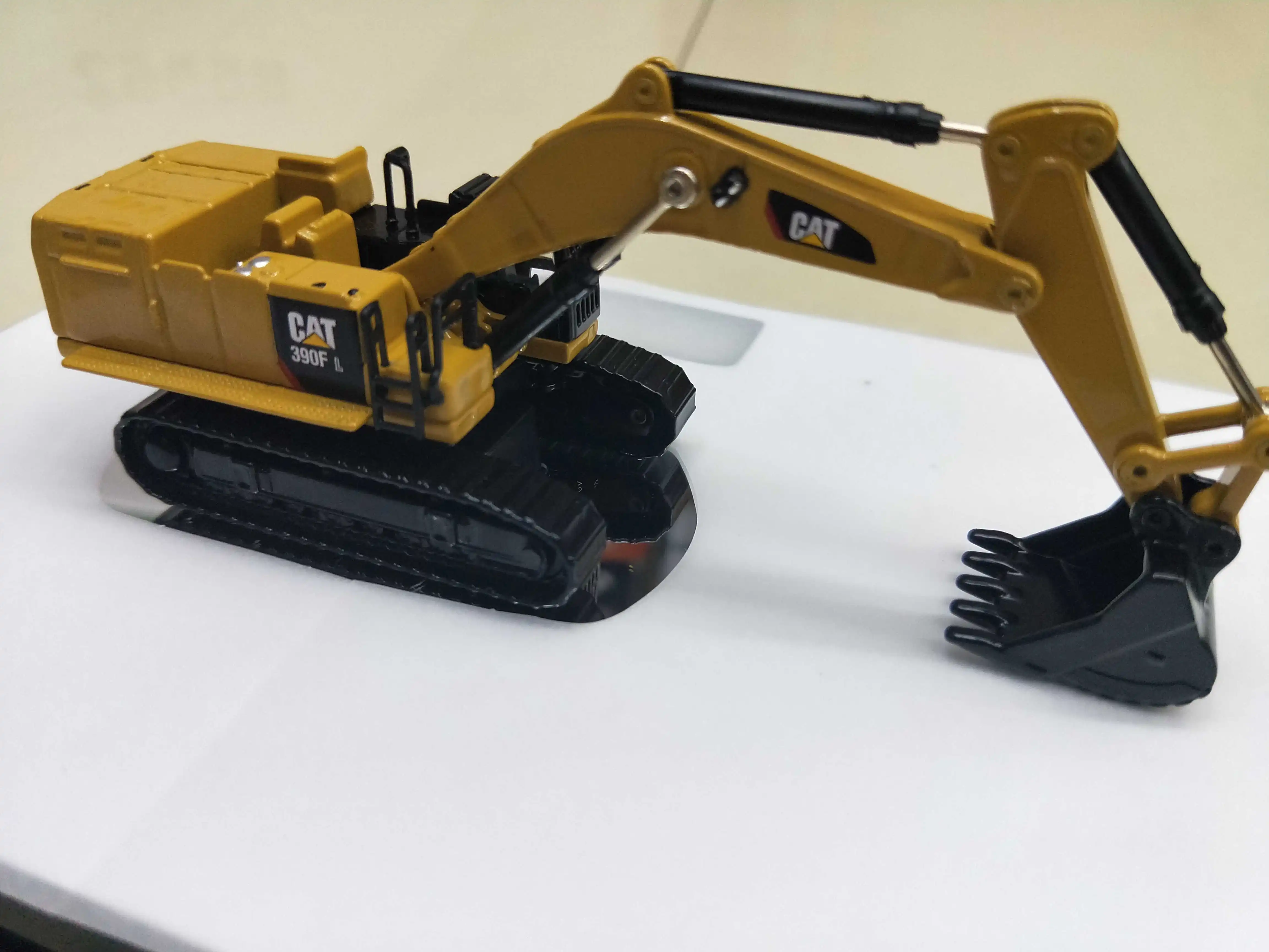 

DM 1:125 Cat Cate~rpillar 390F L Excavator Alloy Model Engineering Vehicle 85537 Gifts Souvenir Toys