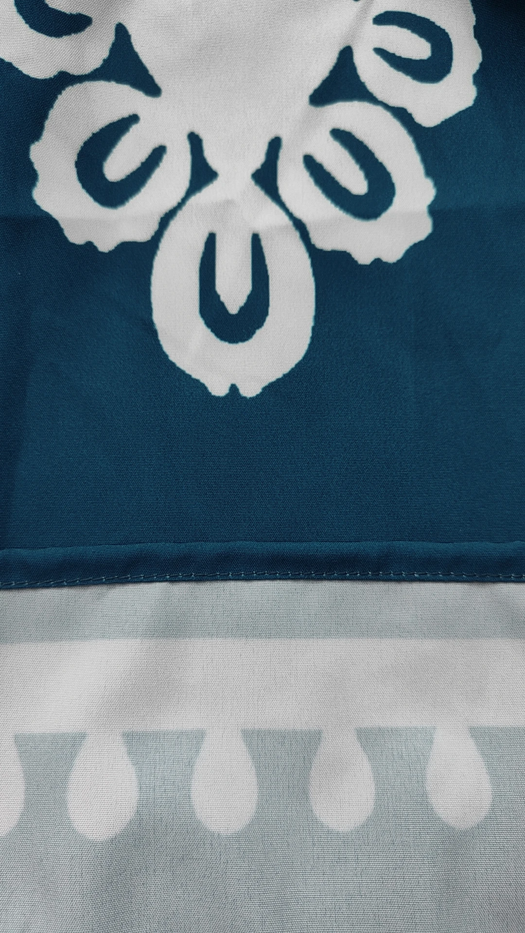 Vestido midi feminino com gola redonda e manga plissada azul e branco com estampa étnica em camadas e bainha solta