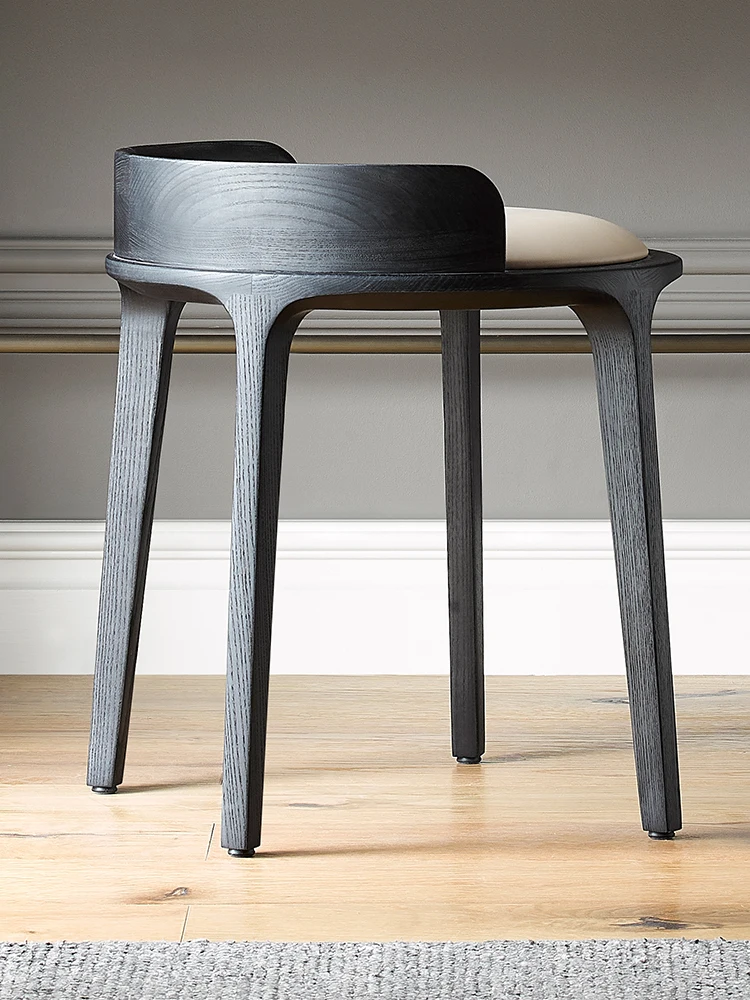 Moderner, einfacher Balkonhocker