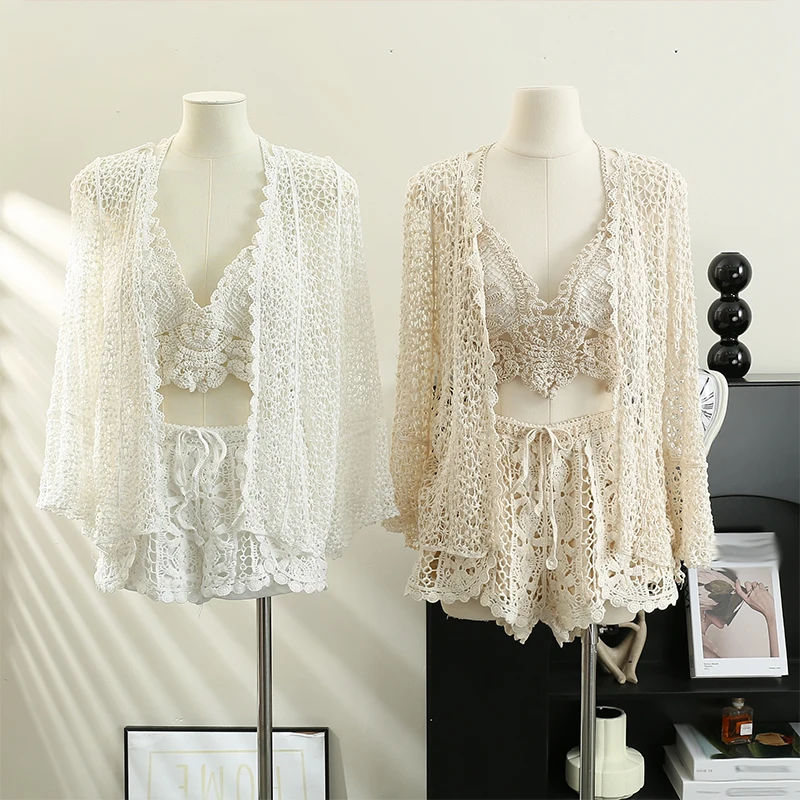 

Пляжный комплект для отпуска: вязаный кардиган с вырезами, топ с открытой спиной на бретелях и шорты с цветочным узором — модный женский комплект из трех предметов