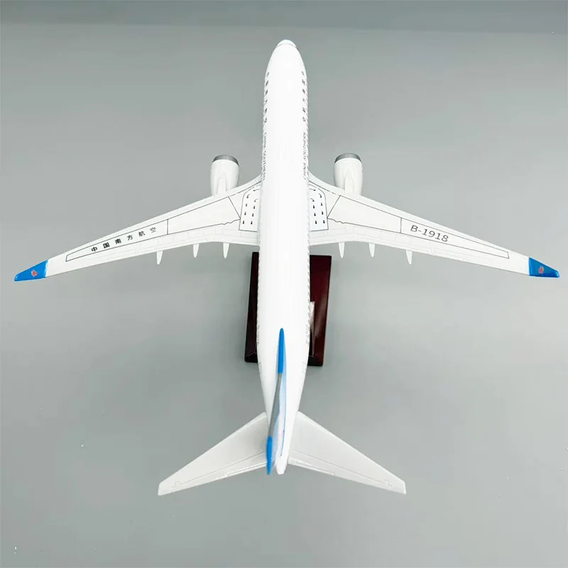 1:190 Scale Aircraft Model 37cm China Southern Airlines Boeing 737-800 Jetliner Light-Up Landing Gear Decorative Display Piece