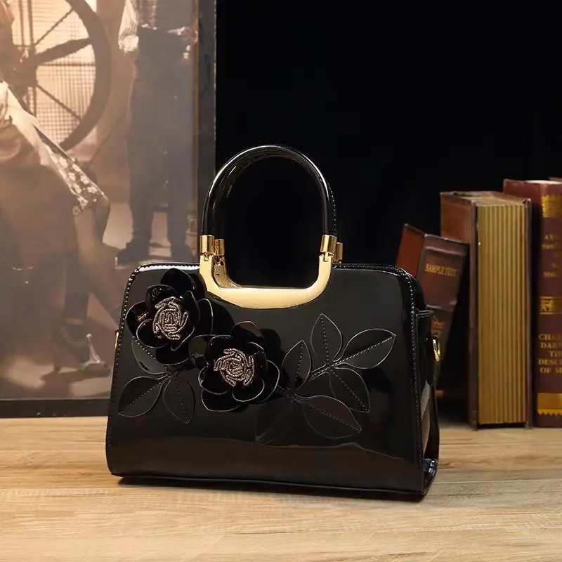 2023 Women\'s New Lacquer Leather Decal Charm Noble Handbag Party Club Shoulder Bag vip luxury bag Dinner handbag