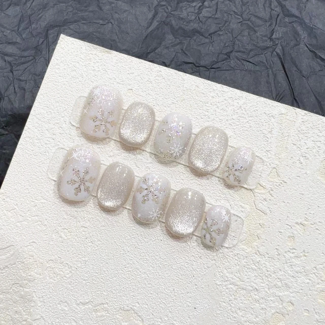 

10pcs/bag Snowflakes Pattern Cat Magnetic Effect Nude Color Handmade Press On Nails M/S Size Short Round Full Cover False Nails