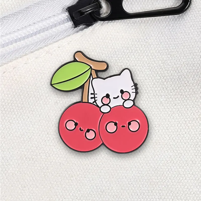 Lustiges Paar Cartoon-Kirsch-Katzen-Emaille-Pin, Niedliche Rote Frucht Cartoon-Katzen-Brosche, Taschen- und Revers-Anstecknadel, Modeschmuck-Geschenke – Detail 4