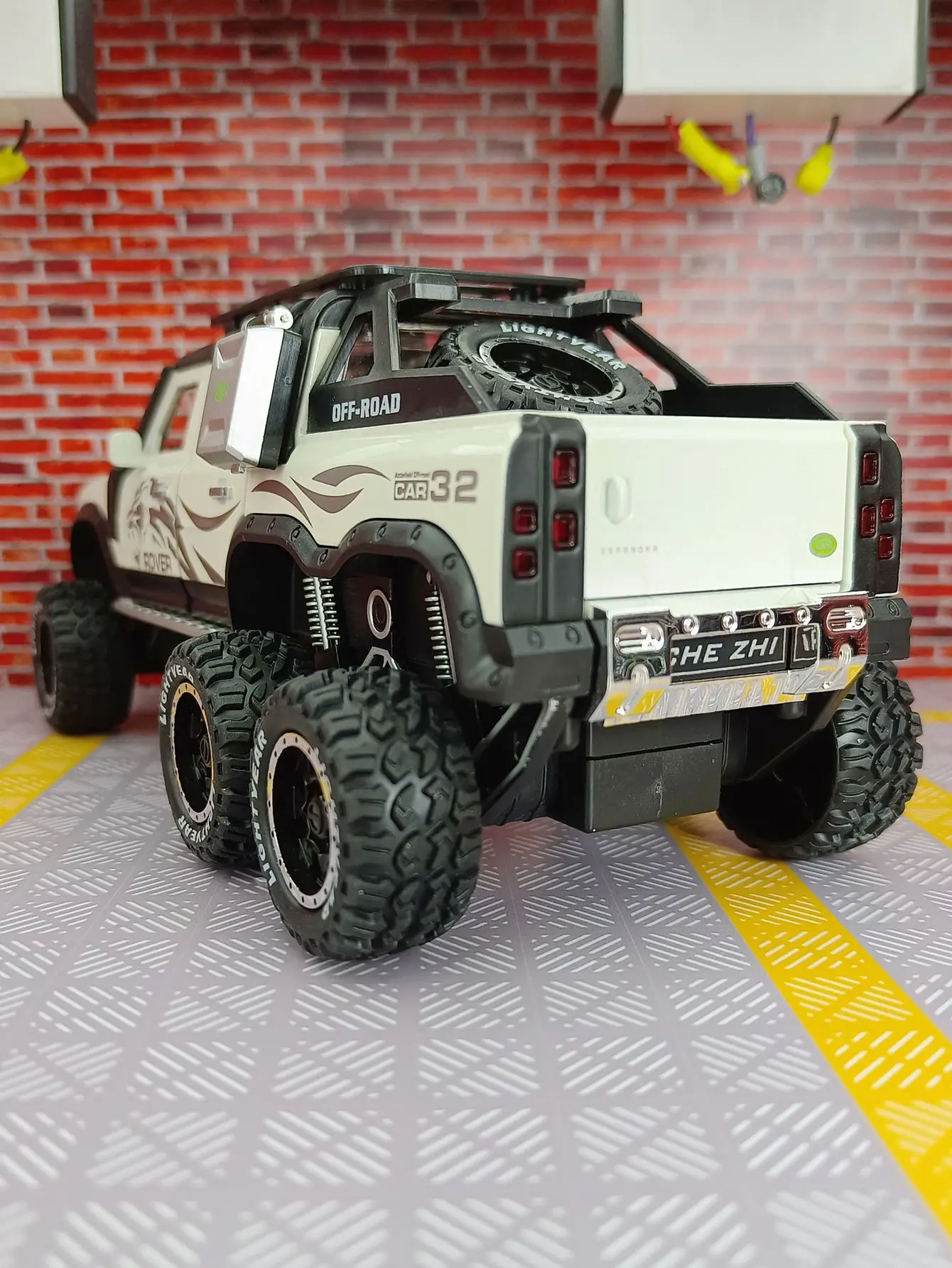 

1:24 Defender SUV Toy Легкосплавные двери автомобиля, передний капот и дверь багажника можно открыть в качестве подарка на день рождения для детей