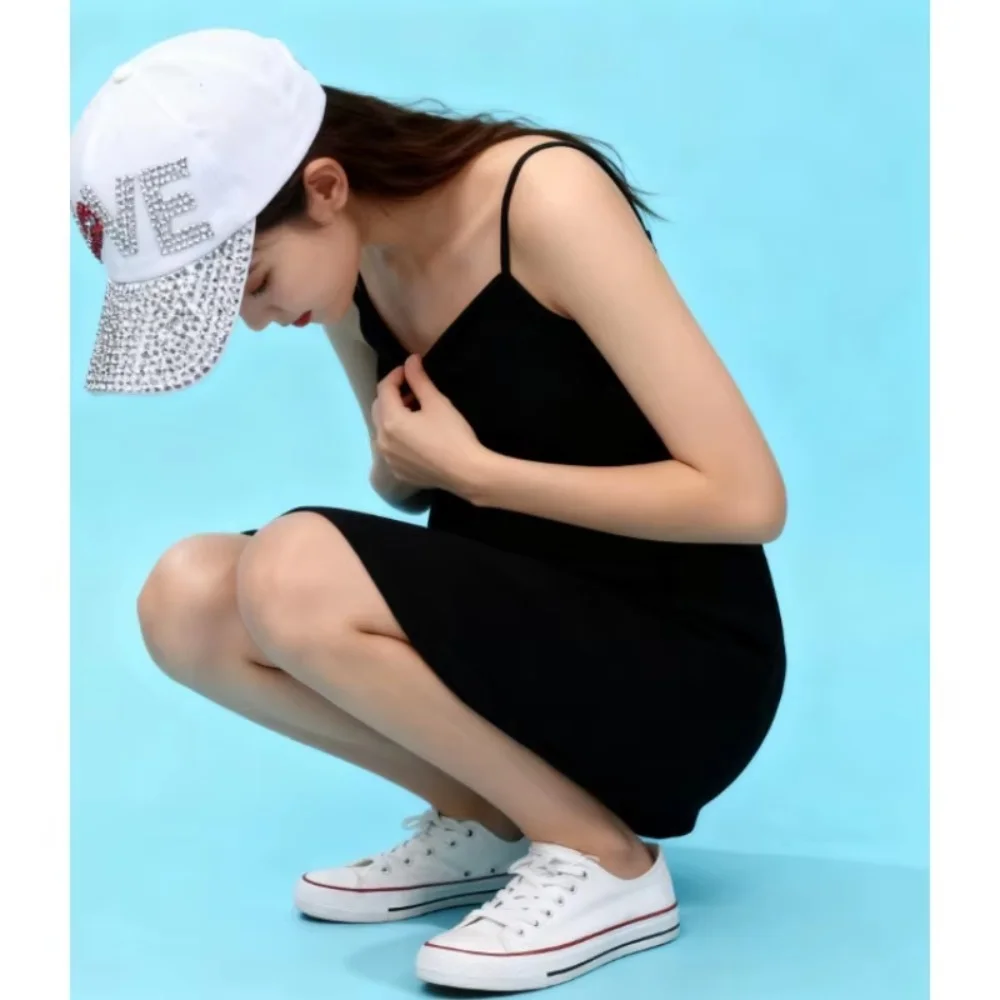 قبعة بيسبول بيضاء لعيد الحب من PESENAR مع تصميم حب من حجر الراين: متألقة ورومانسية للحب اللامع مع مظهر على شكل حرف V