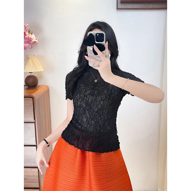 ความรู้สึกการออกแบบรอบคอแขนสั้น Slim จีบเสื้อยืดสีทึบ Miyake 2025 ฤดูร้อนใหม่แฟชั่นผู้หญิงเสื้อ