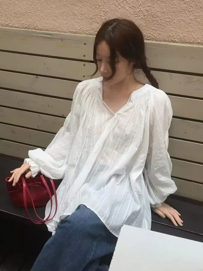 Luźna bluzka typu lantern z dekoltem w serek, wiązana, biała, damska, na wczesną jesień, nowa, w stylu koreańskim, swobodna, modna, z wyczuciem designu.