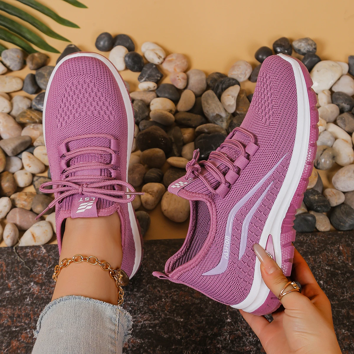 Zapatos de mujer, zapatillas informales, otoño 2026, nueva moda, deportes de ocio, zapatos individuales, venta al por mayor, tendencia de fábrica transfronteriza, tejido con mosca