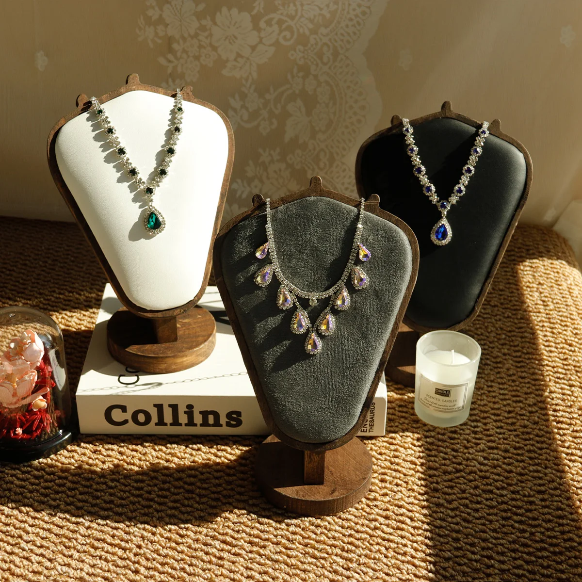 クルミ色のジュエリーネックレスディスプレイフレーム、高級感のある印象的なモデルカウンター、ウィンドウディスプレイ小道具、ネックレスフレーム