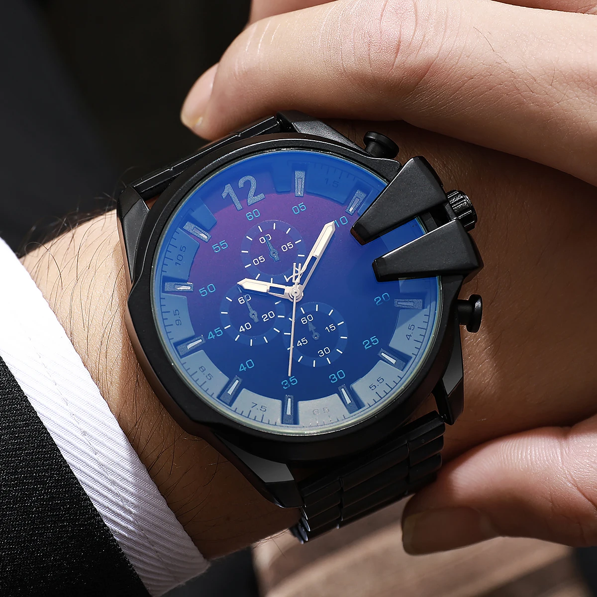 ساعة كوارتز رجالية ذات طابع شخصي بسيط وحزام معدني بقرص كبير، مناسبة للارتداء اليومي، وهدايا عيد الميلاد