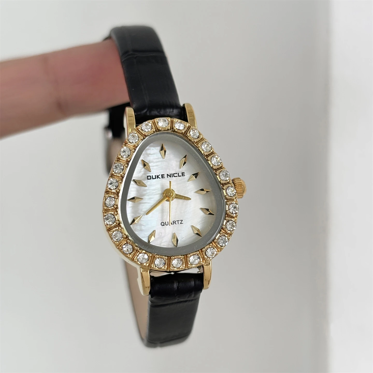 

Temperament full diamond small snake head watch women's ins wind strip Ding scale pointer quartz watch