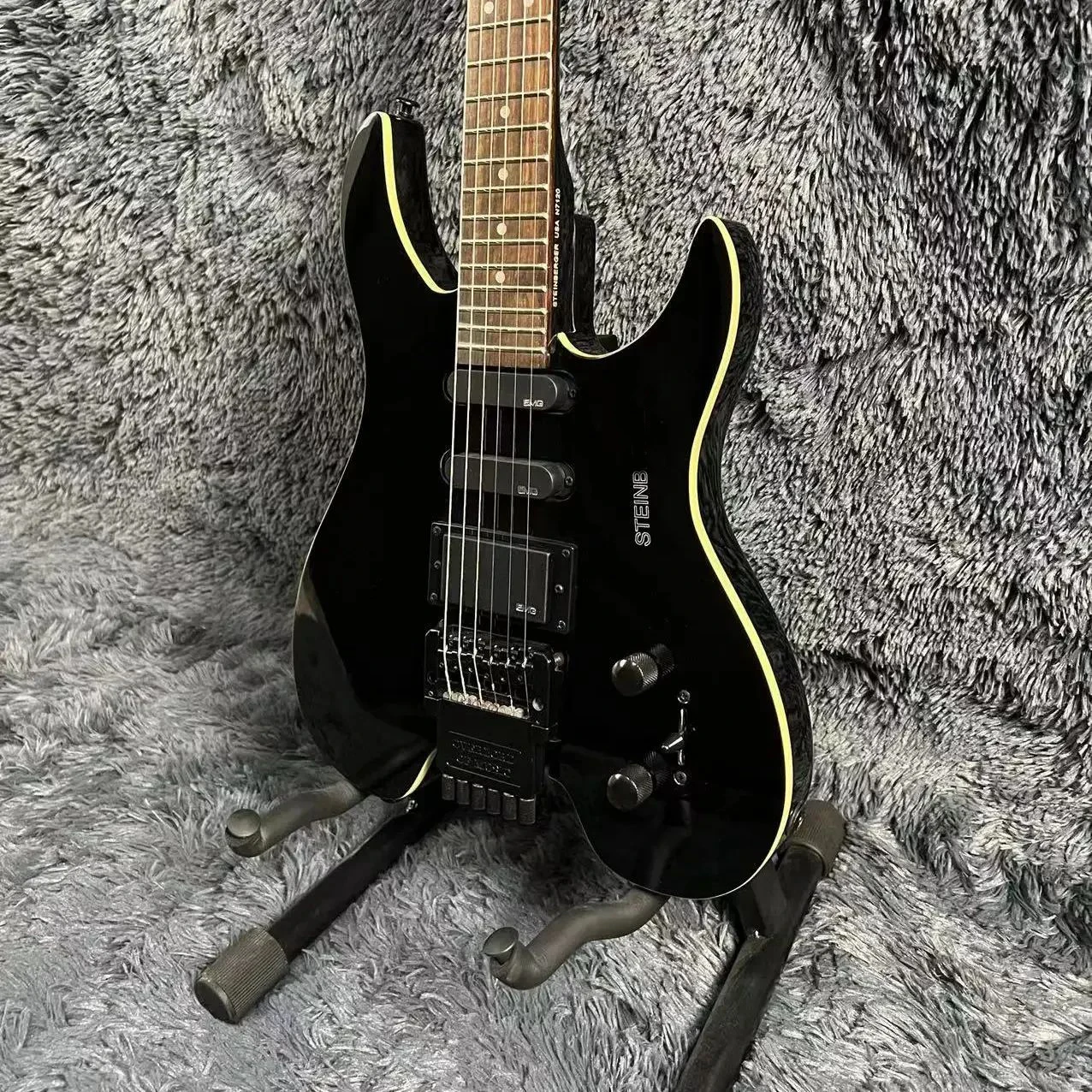 Headless  Guitar,  Body, Black Color, Rosewood Fingerboard, Floyd Rose Tremolo Bridge, Steinberger,