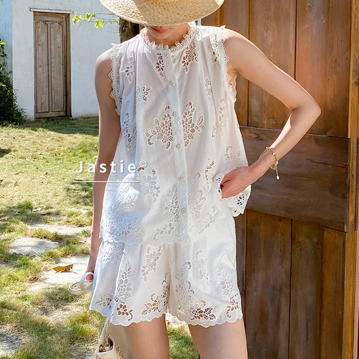 

Luxury White Flower Eyelet Embroidery Cotton Set Women Stand Collar Sleeveless Button Up Blouse + Scalloped Hem Shorts 2Pcs Set