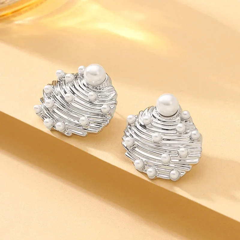 Fashionable, exquisite, fresh, holiday style, conch textured pearl stud earrings, niche light luxury and high-end earrings