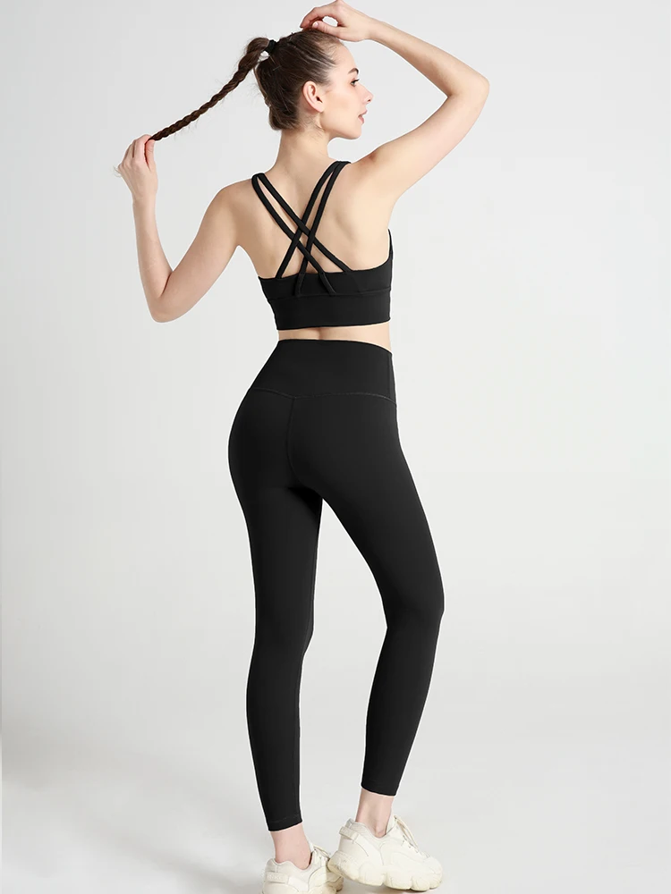 

Женский дышащий комплект для йоги: классический спортивный бюстгальтер с красивой перекрестной спинкой и высокоэластичные леггинсы для быстрого высыхания, идеально подходят для велоспорта и бега.