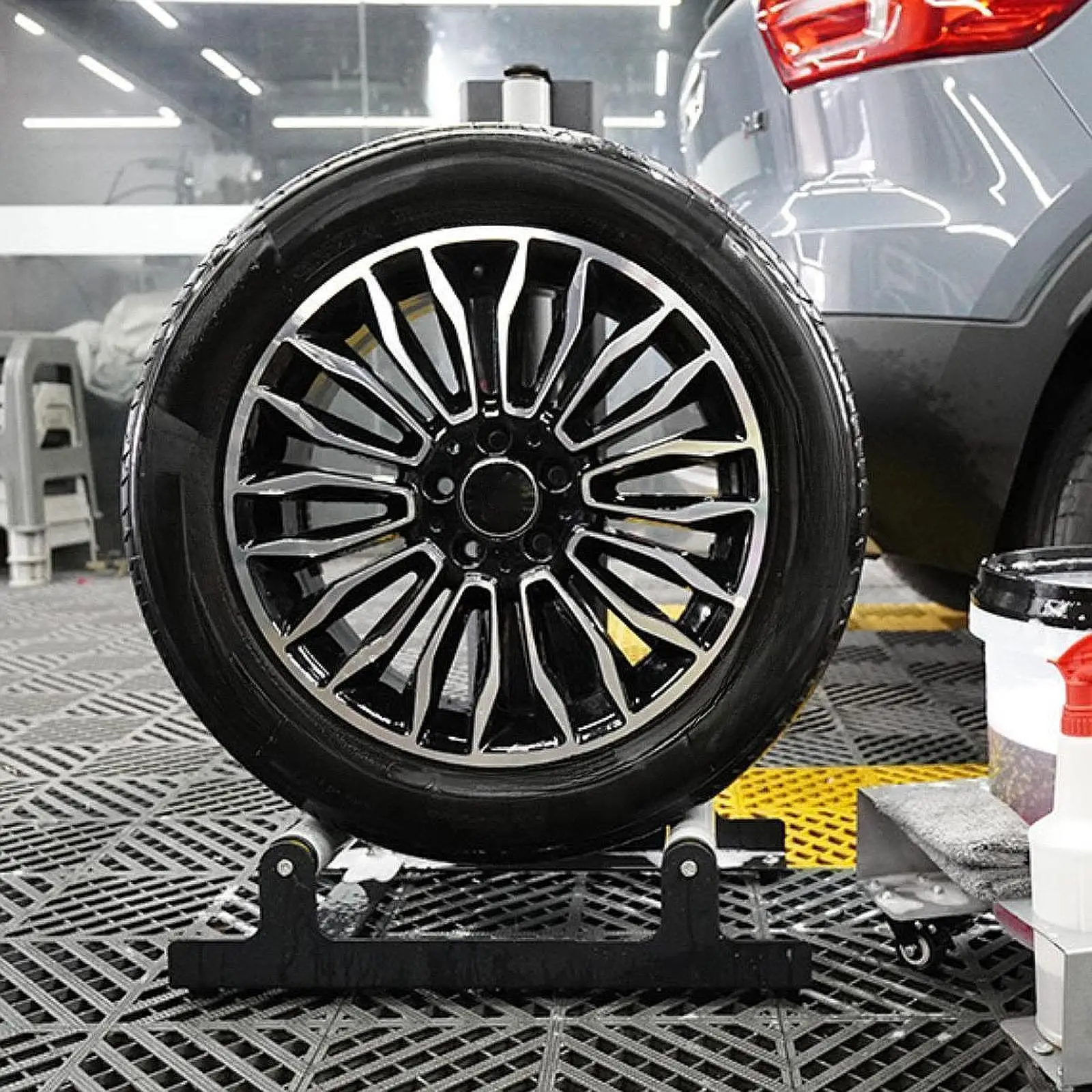

Portable Tire Wheel Stand Galvanized Steel Car Detailing Rack with Rotating Feature for Garage Tools