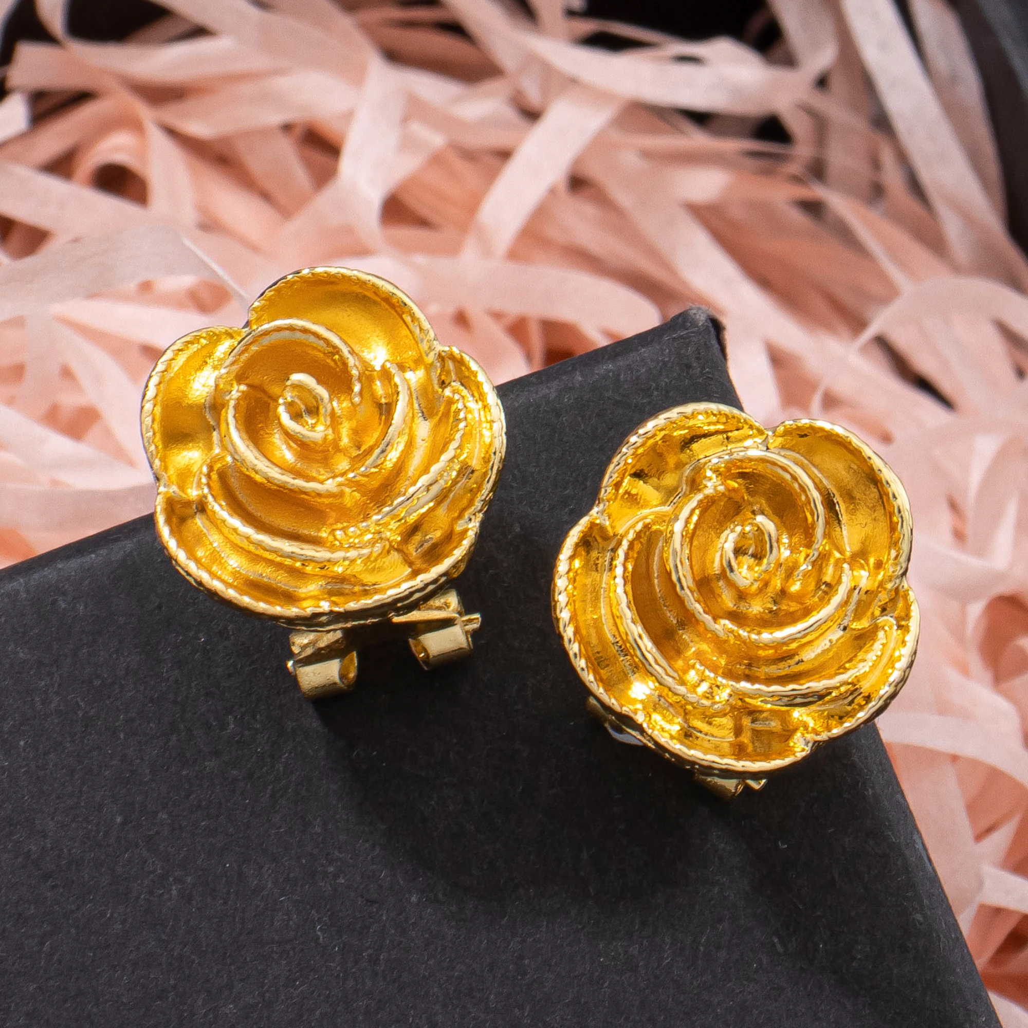 YM Jewelry 3-teiliges Schmuckset mit goldenen Rosenblüten, bestehend aus Halskette, Ohrringen und Ring, eleganter Schmuck für Damen, geeignet für formelle und alltägliche Anlässe, Geschenkidee. – Detail 7