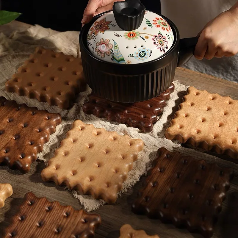 Cute Biscuit-Shaped Wooden Coaster Natural Beech/Walnut Anti-Scald Cup Mat for Home Kitchen Coffee Tea Protection Pad