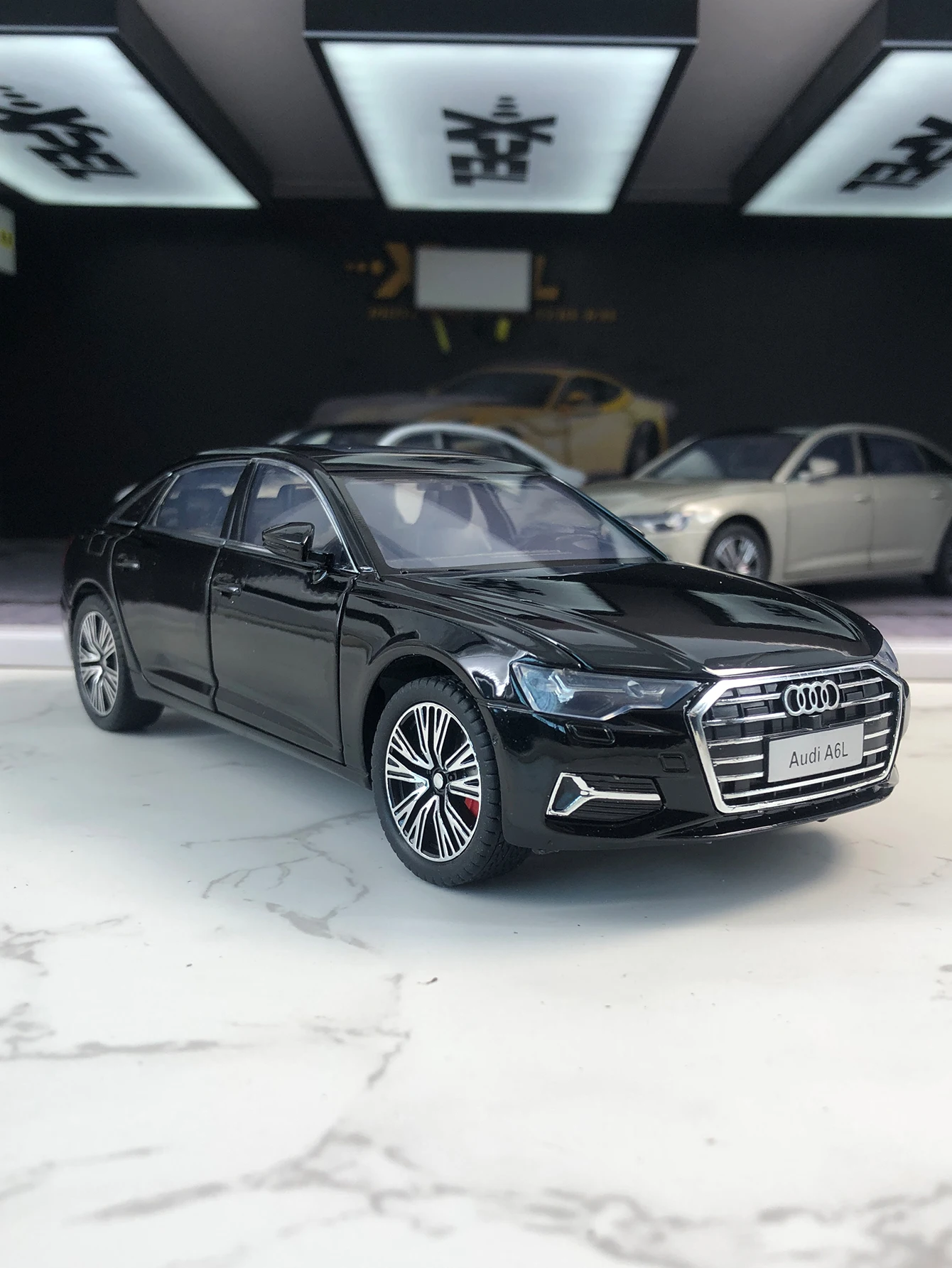 

1:24 имитация модели автомобиля Audi A6L из цинкового сплава, статическое украшение, металлический коллекционный подарочный автомобиль
