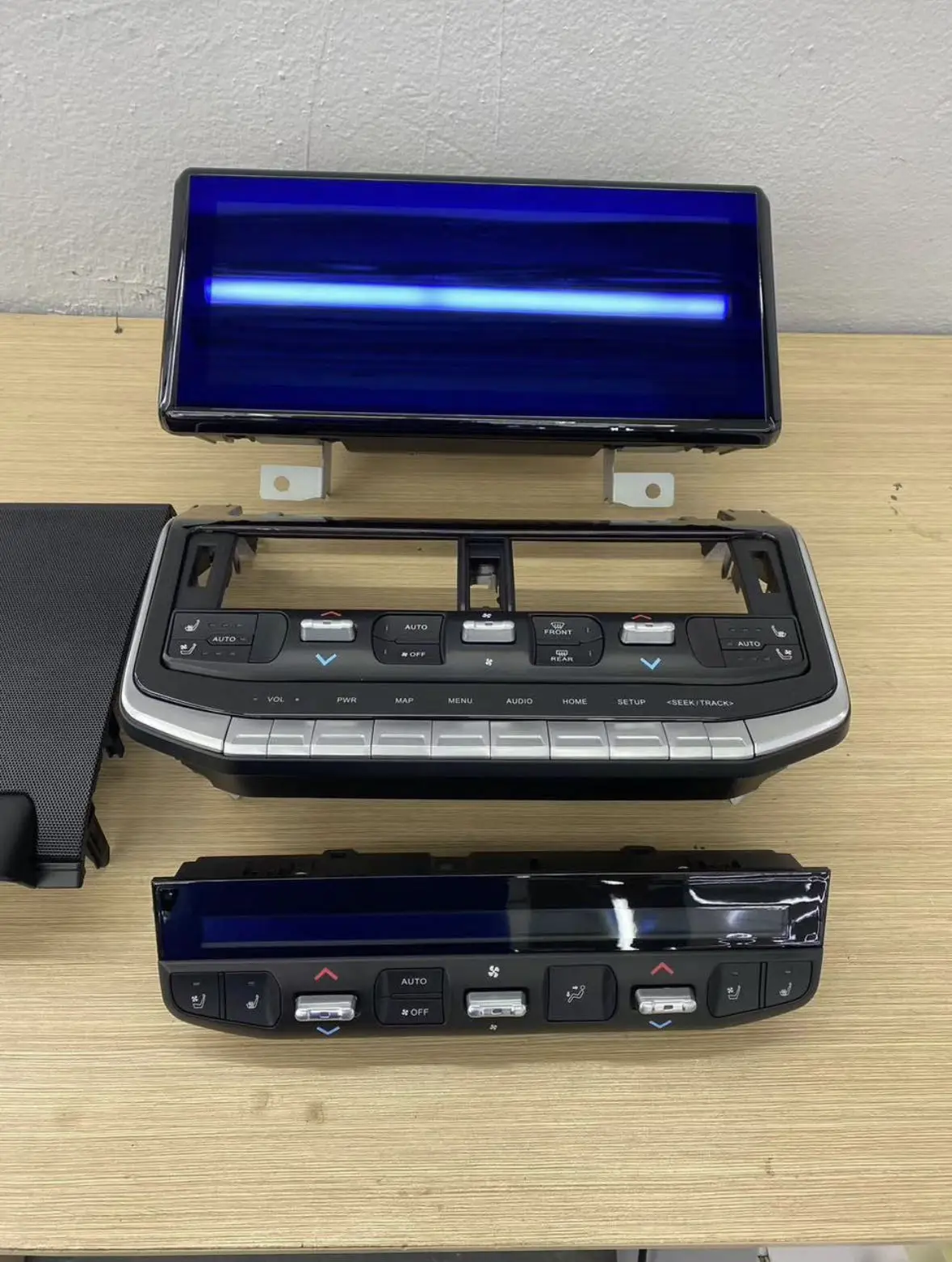 نظام ستيريو لمشغل فيديو السيارة بنظام أندرويد 12.3 بوصة لـ LANDCRUISER LC300 2022 EXR & GXR ترقية إلى 1:1 VXR #2