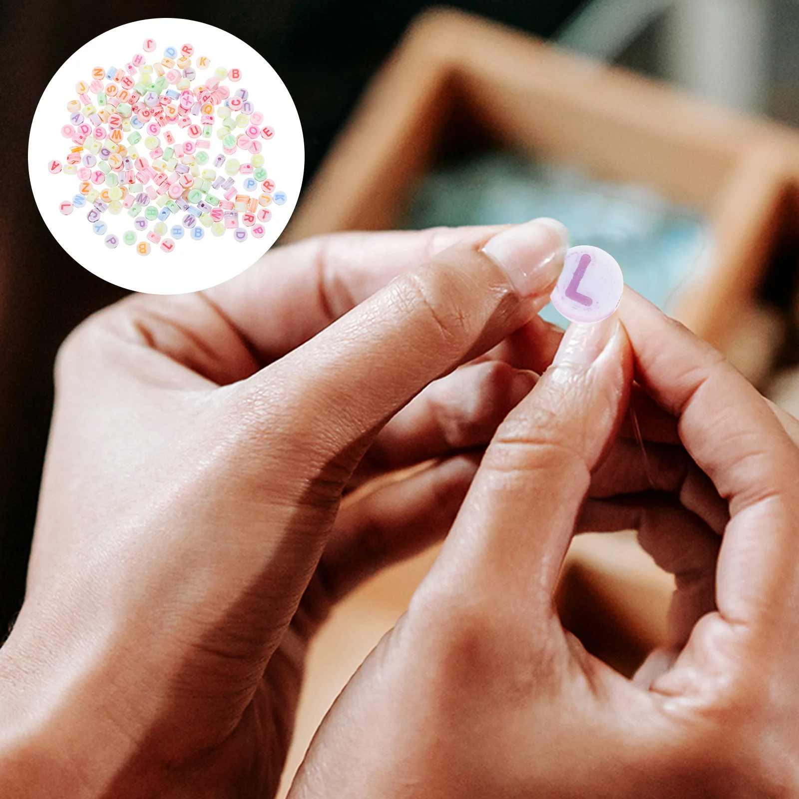 200 pezzi 7 mm perline colorate con lettere rotonde AZ intagliate su entrambi i lati, ideali per la creazione di gioielli fai da te, miscelazione con pietre di vetro distanziatore