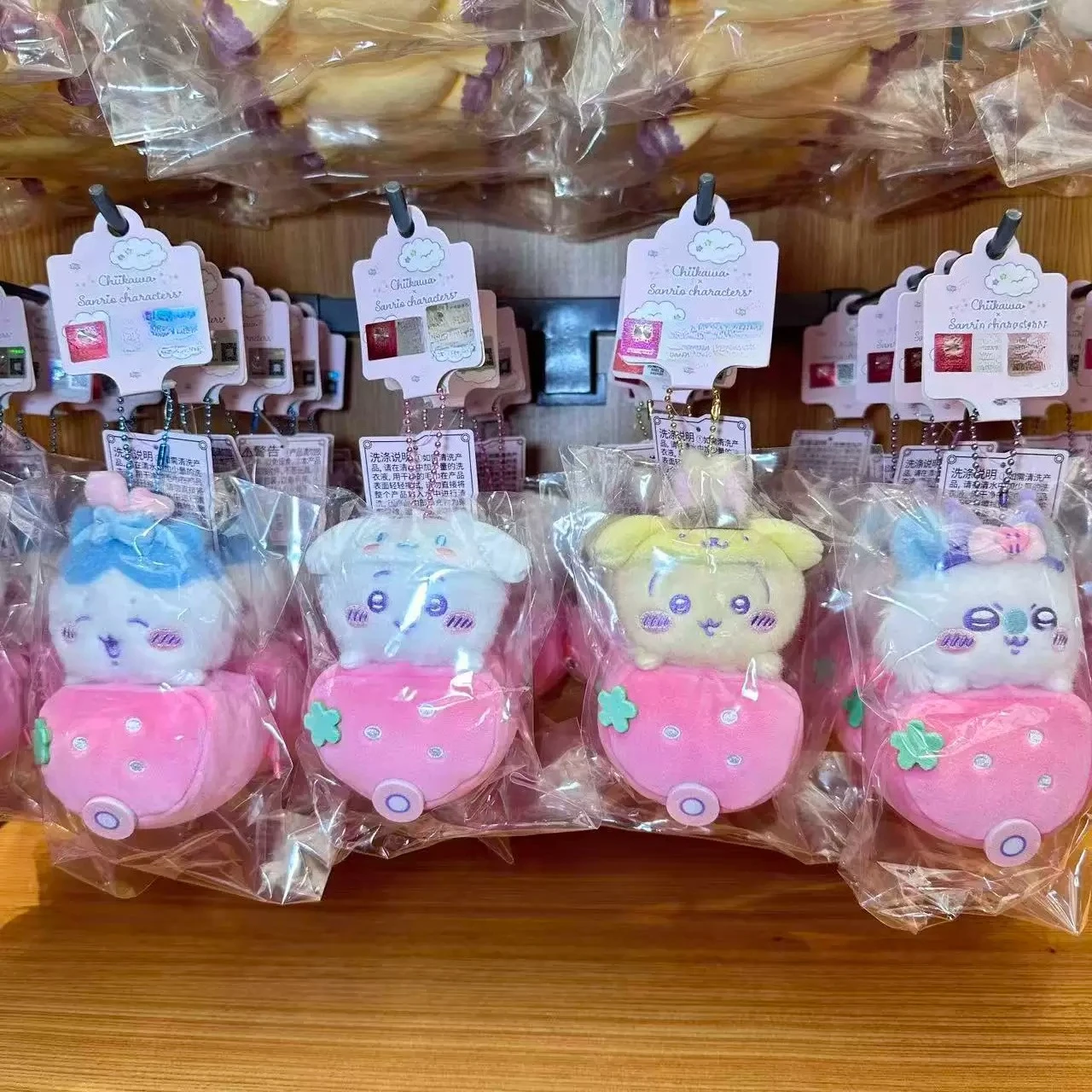 Porte-clés Chiikawa Sanrio Characters Collaboration Fraise, Breloque Mignonne de Sac à Dos, Décoration de Sac à Dos Kawaii