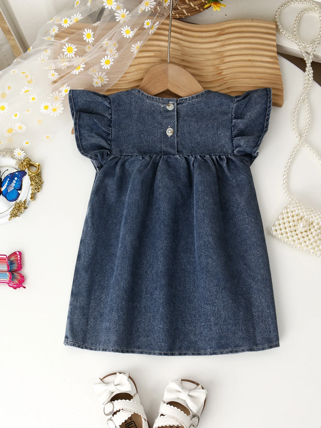 Abito da bambina in denim con maniche a volant larghe e casual Wash blu. Ricamo floreale alla moda dolce