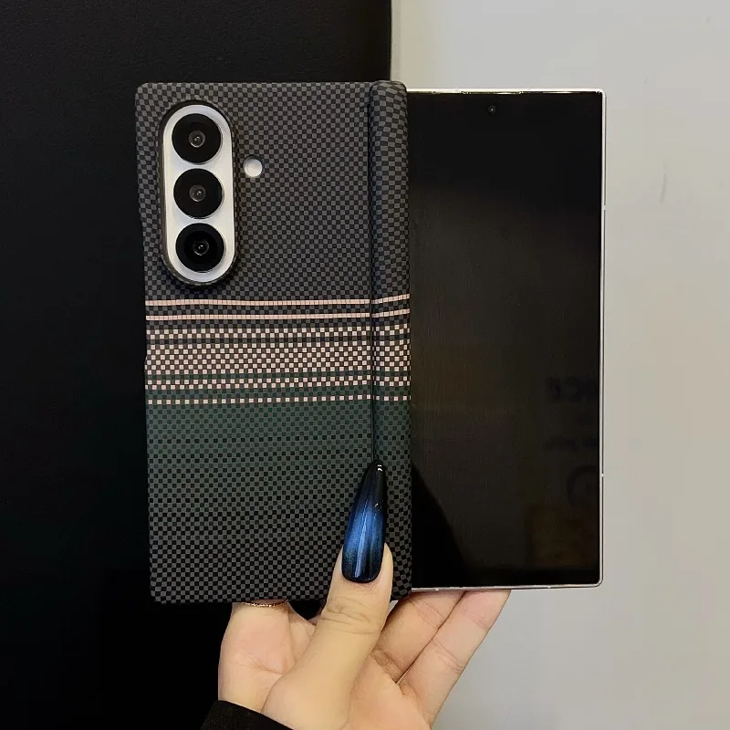 يستخدم في Samsung Z Fold7، يحتوي على نمط ألياف الكربون الجديد Z Fold7 على حافظة هاتف محمول مغناطيسية مضادة للسقوط مع محور مركزي.