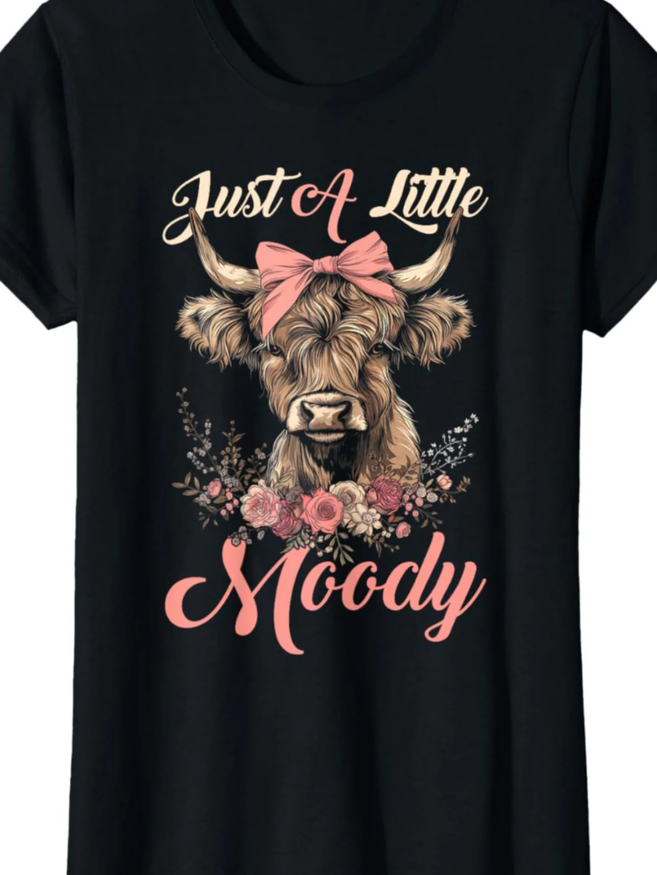 

Мужская футболка с рисунком Highland Cow Just A Little Moody — черная с розовыми цветочными акцентами, 100% хлопок, футболка обычного кроя с короткими рукавами