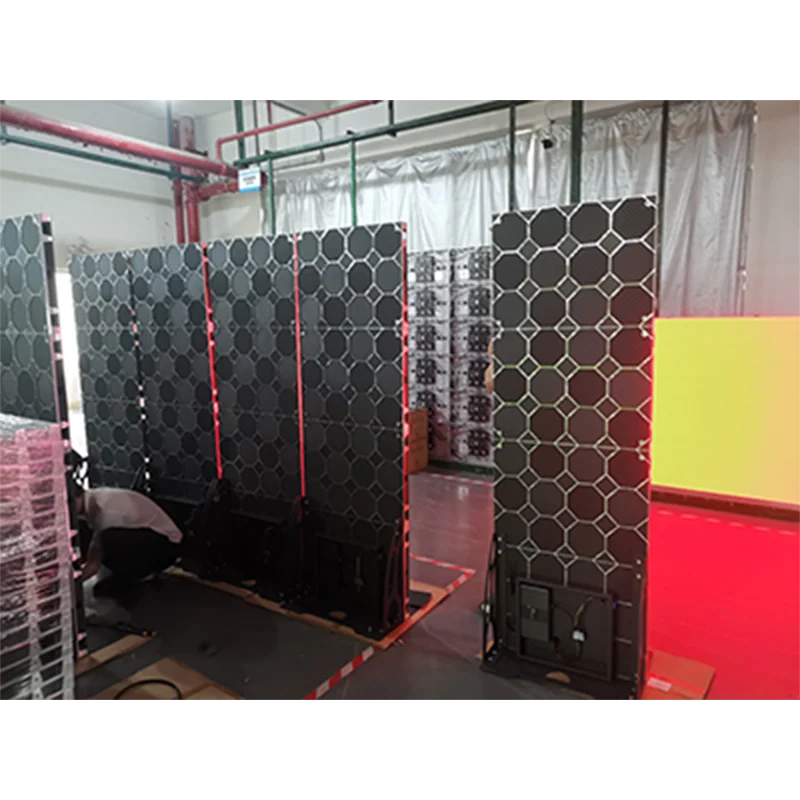 Il sito di visualizzazione della segnaletica digitale con poster a LED per pubblicità interattiva interna mobile da pavimento