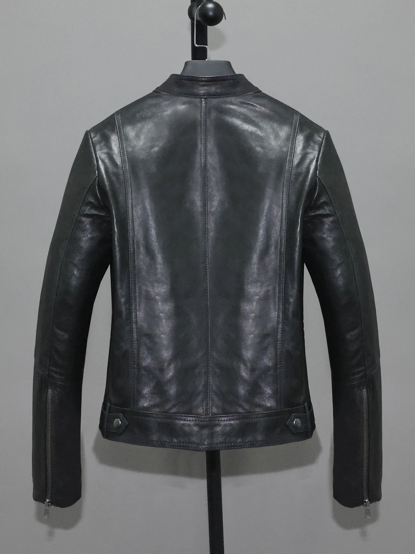 Damska skórzana kurtka casualowa slim fit, krótki płaszcz ze stójką, zapinana na zamek, długi rękaw, profesjonalna pielęgnacja skóry owczej.