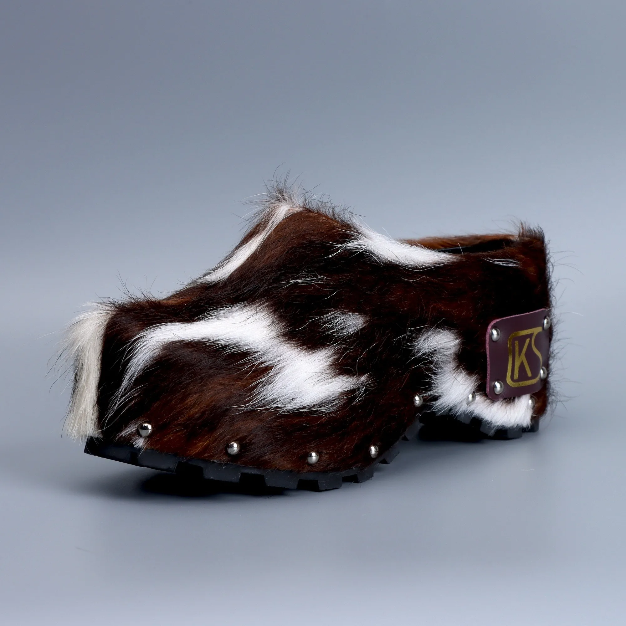 

Women's Cowhide Print Furry Clogs Studded Warm Slippers Trendy Plush Footwear for All Seasons 2025 Style