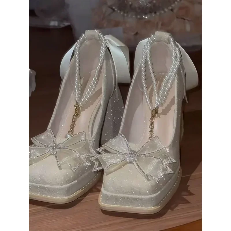 حذاء نسائي دافئ ستار جالاكسي 2024 نمط جديد صغير الارتفاع زيادة اللؤلؤ حذاء واحد منصة سميكة رئيس مربع حذاء كعب عالي