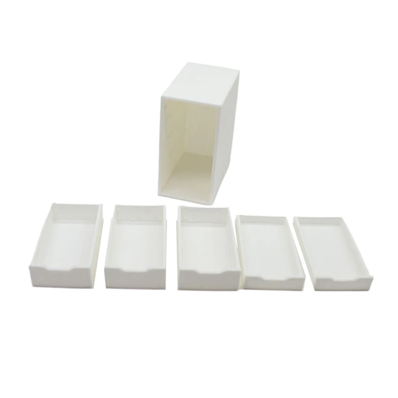 Mini-Puppenhausmöbel mit fünf Schubladen. Spielzeugmodell-Set mit Nachttisch und Schrank