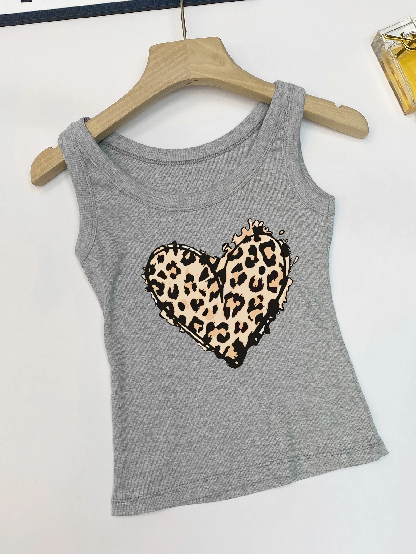

Классический леопардовый принт с сердечным принтом, женская майка в корейском стиле, удобные жилеты с нитью, повседневная майка, модная тонкая одежда