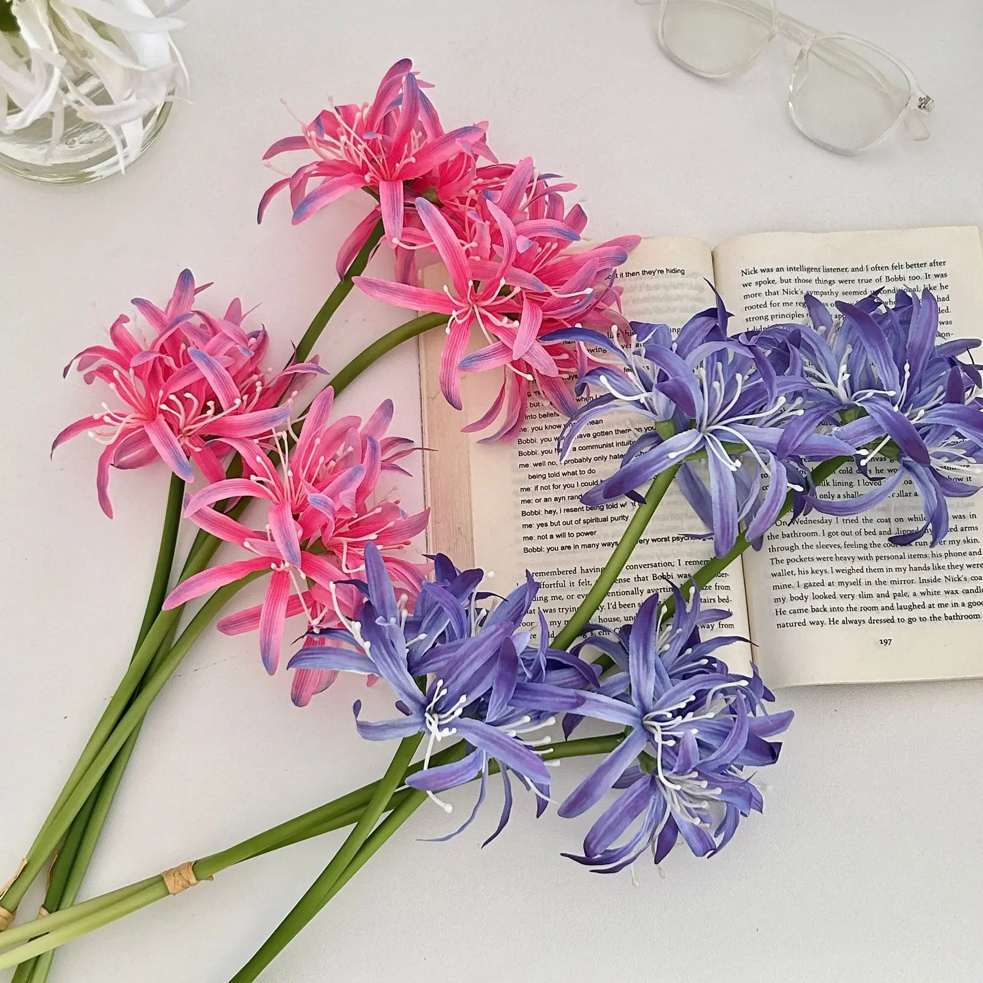 19.7 بوصة زهور الزنبق العنكبوتية الحمراء الاصطناعية لديكور مكان الزفاف Hanfu التصوير الدعامة