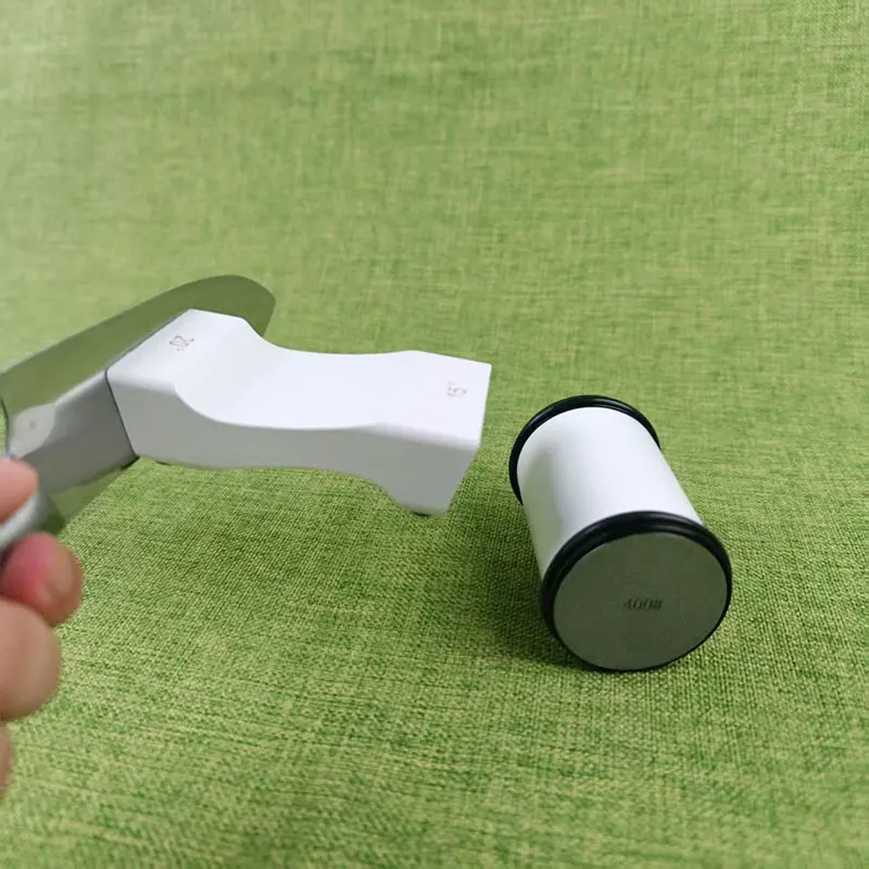 

Набор точилок с вращающимся лезвием Алмазный шлифовальный диск Нефритовая точилка 15/20 ° Система заточки кухонной кухни с нескользящим основанием и двумя углами