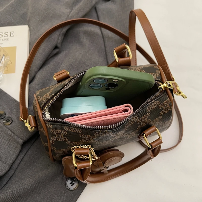 Tas Selempang Wanita Terbuat dari Kulit Berkualitas Menampilkan Gaya Modern Harian untuk Komuter yang Trendi dan Mewah ​