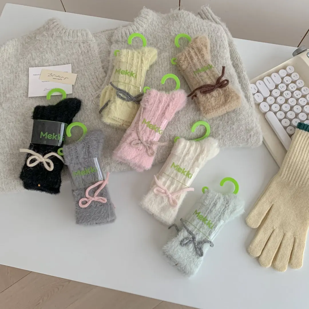 الجوارب النسائية الكورية بلون القوس Kawaii الحلو لطيف منتصف جوارب أنبوبية الشتاء سميكة أفخم الدافئة المنك الصوف جوارب يمكن السير بها على الأرض لفتاة