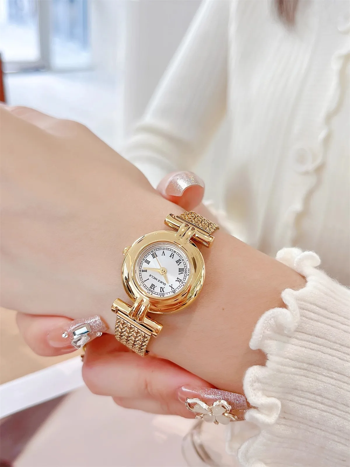 ساعة نسائية 2026 نمط جديد ضوء فاخر الراقية ساعة ذهبية ريترو صغيرة أنيقة ورائعة هدية للنساء على مدار الساعة اكسسوارات #2