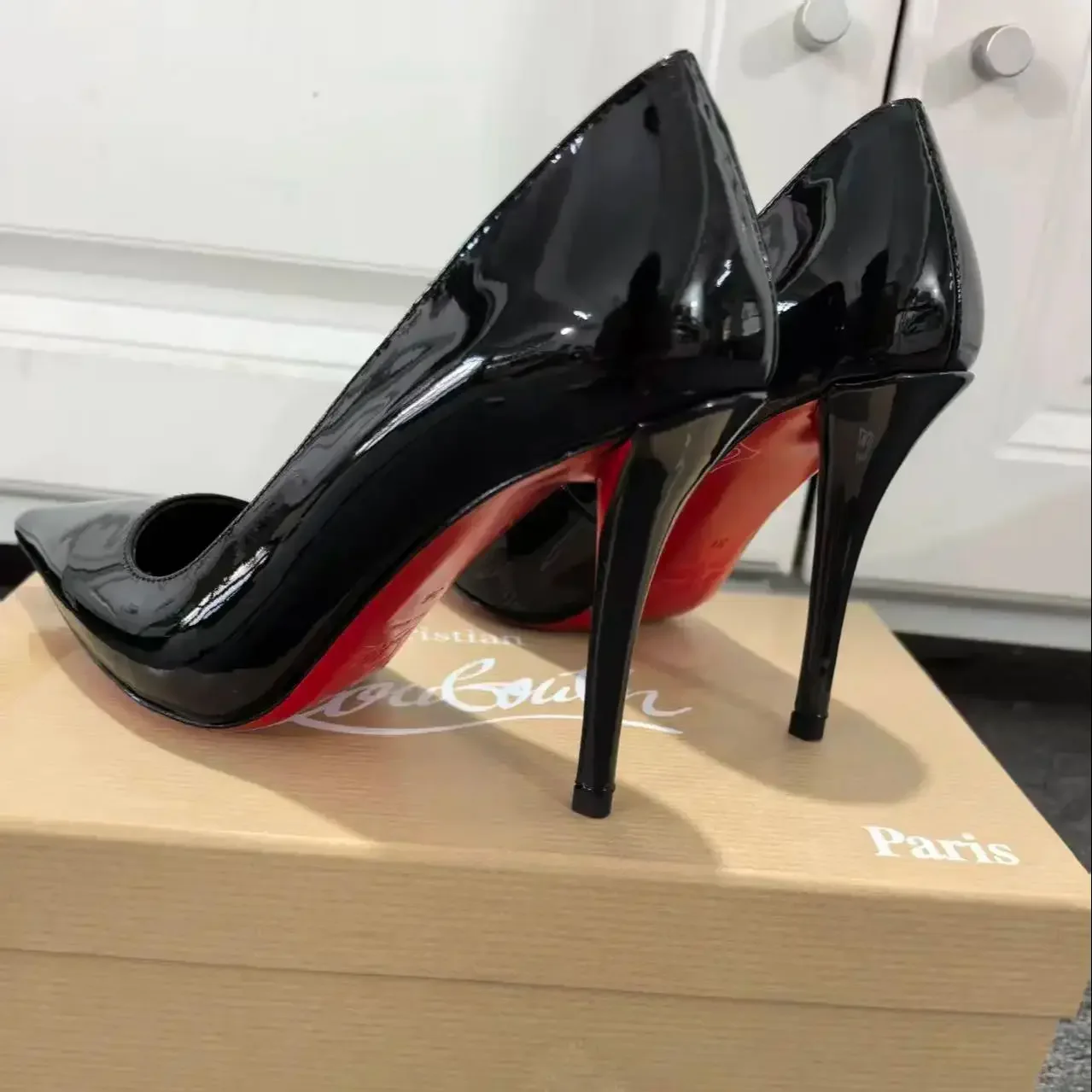 أشار تو الضحلة مثير أنيقة النمط الفرنسي مضخات الأسود براءات الاختراع والجلود مزاجه الأحمر وحيد عالية الكعب خنجر أحذية نسائية