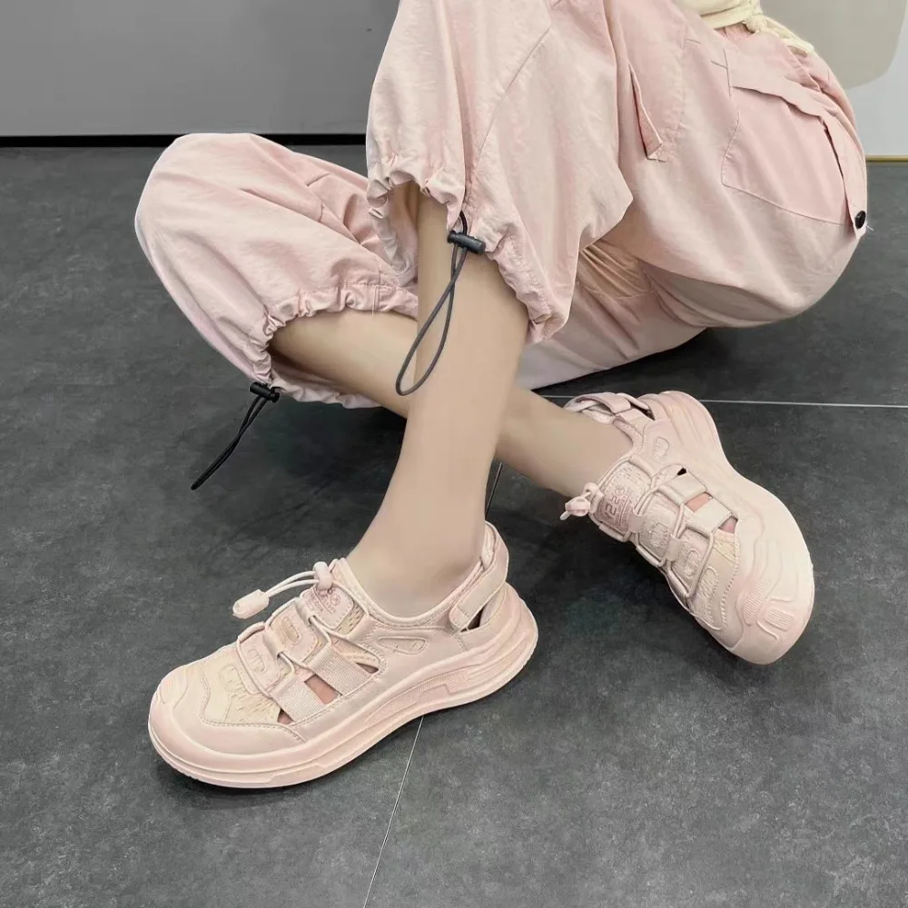 

Новые летние нескользящие полые повседневные спортивные сандалии, женская дышащая верхняя одежда на плоской подошве, женская пляжная обувь с мягкой подошвой