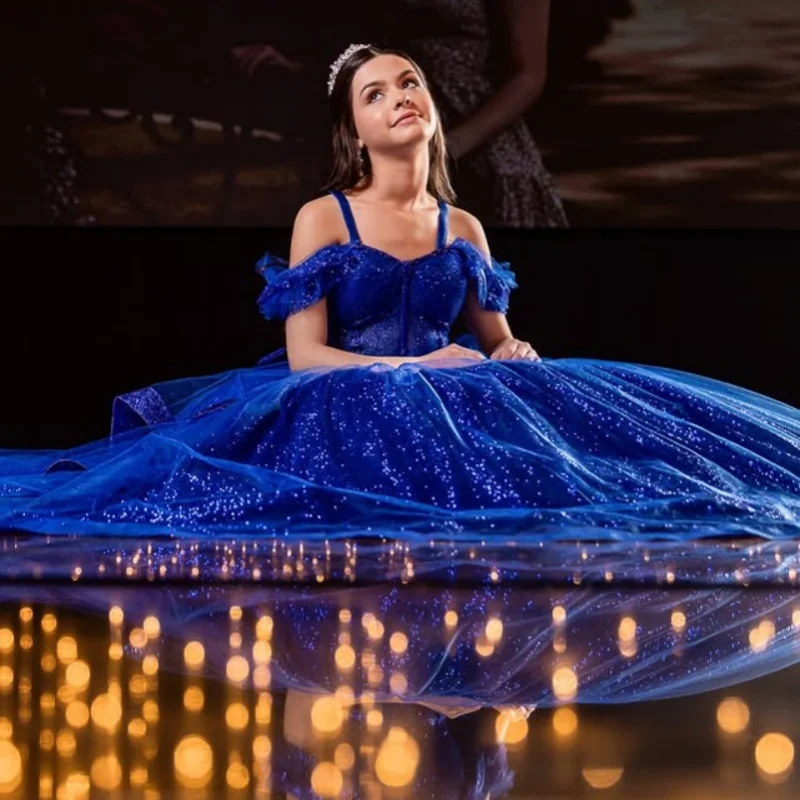فساتين Quinceanera لامعة باللون الأزرق الملكي مخصصة قبالة الكتف ترتر ذيل طويل دانتيل طبقات فيستدو 15 Quinceanera